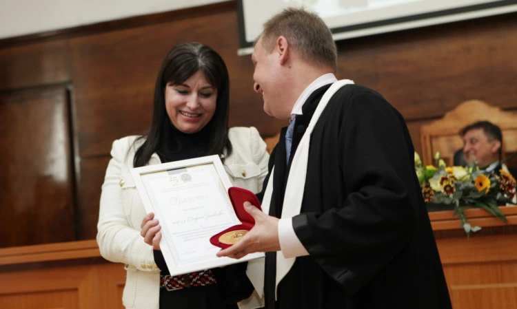 Професор д-р Дарина Зиновиева получава признание